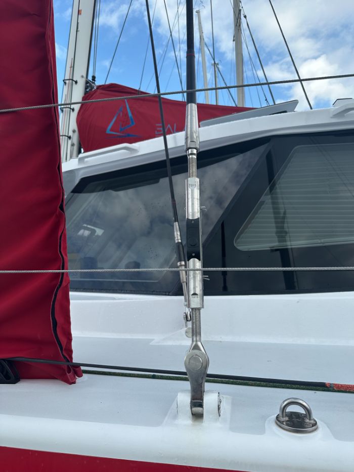 Load-sensing turnbuckle and chainplate on a catamaran